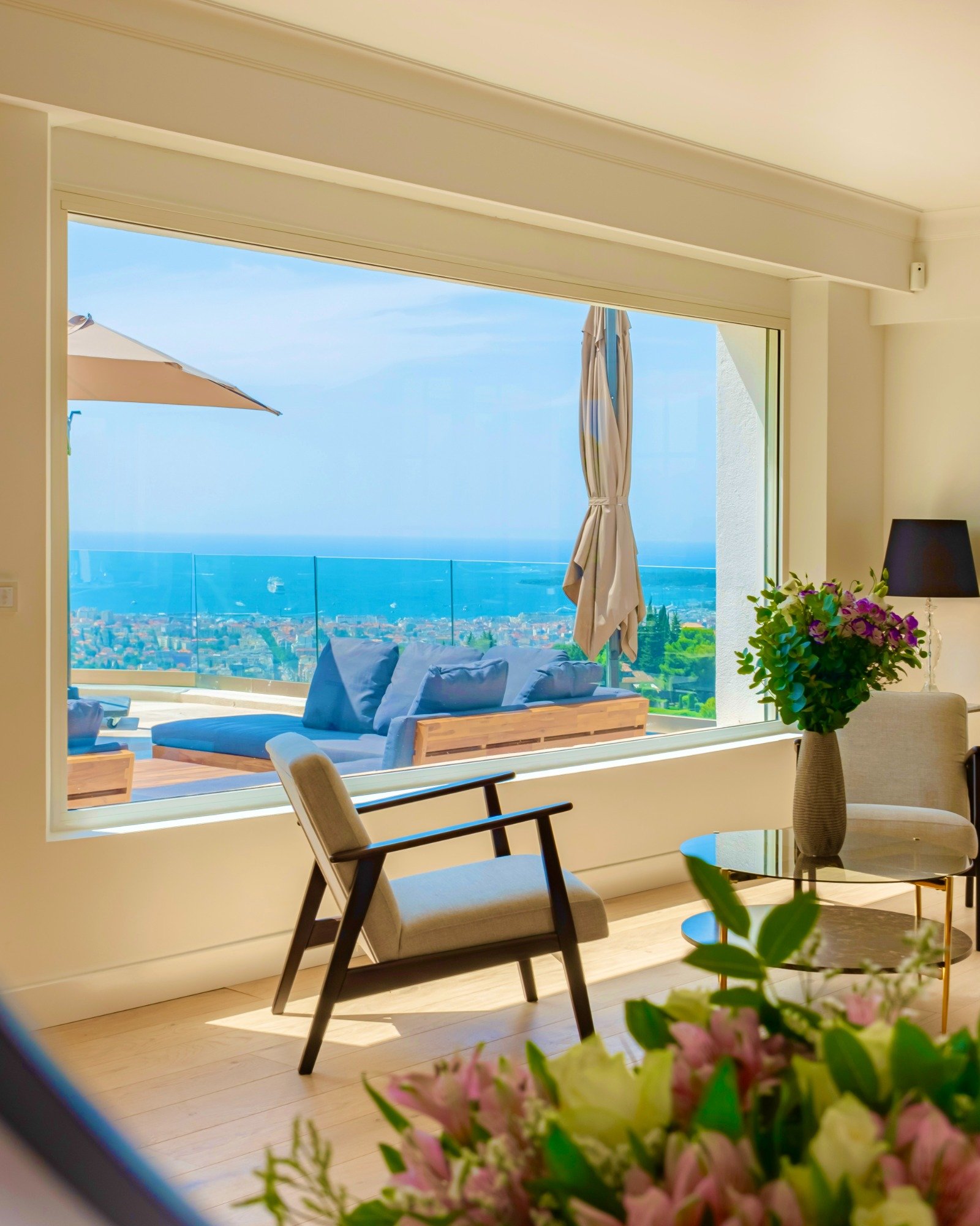 Elegant living room with sea view