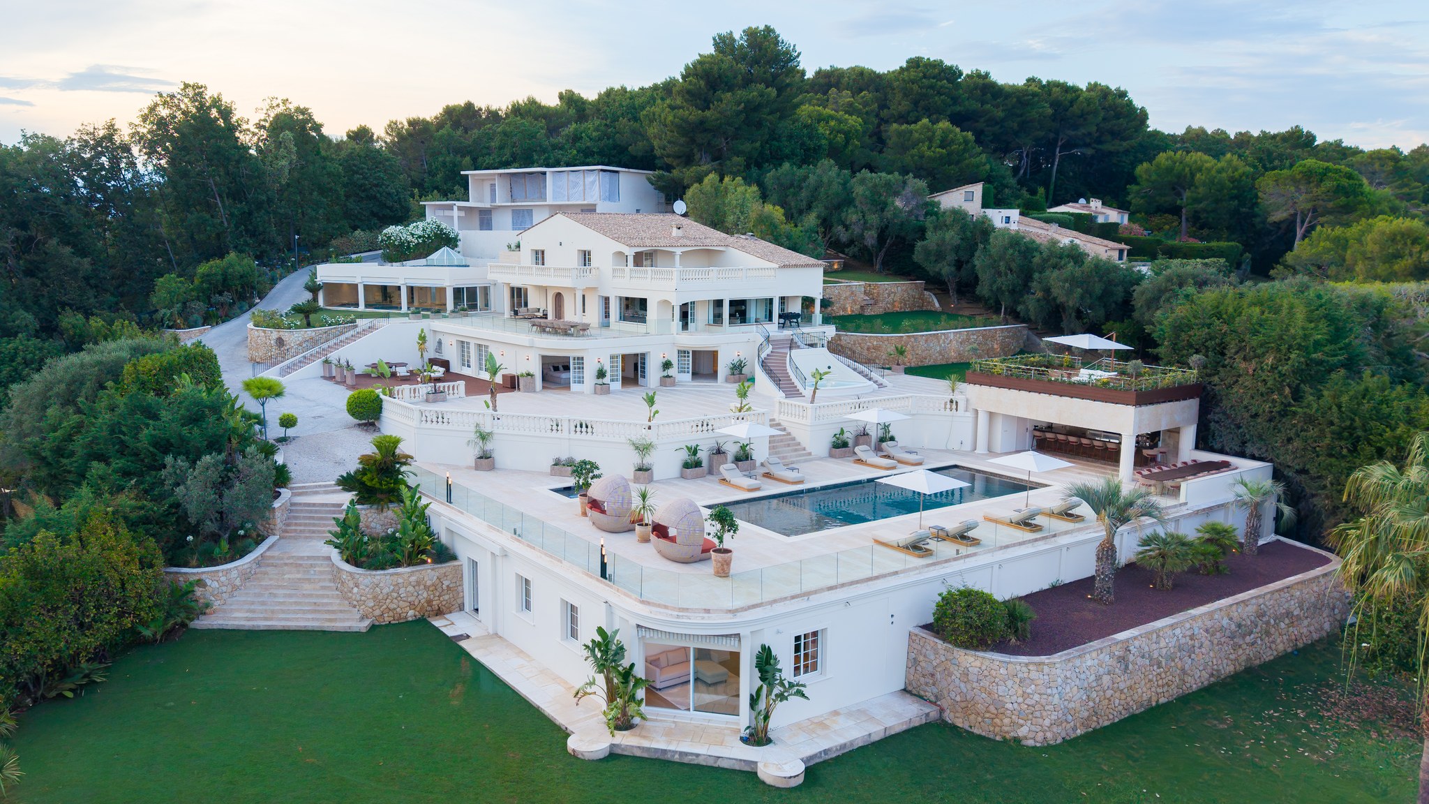 Vue d'ensemble de la villa de jour