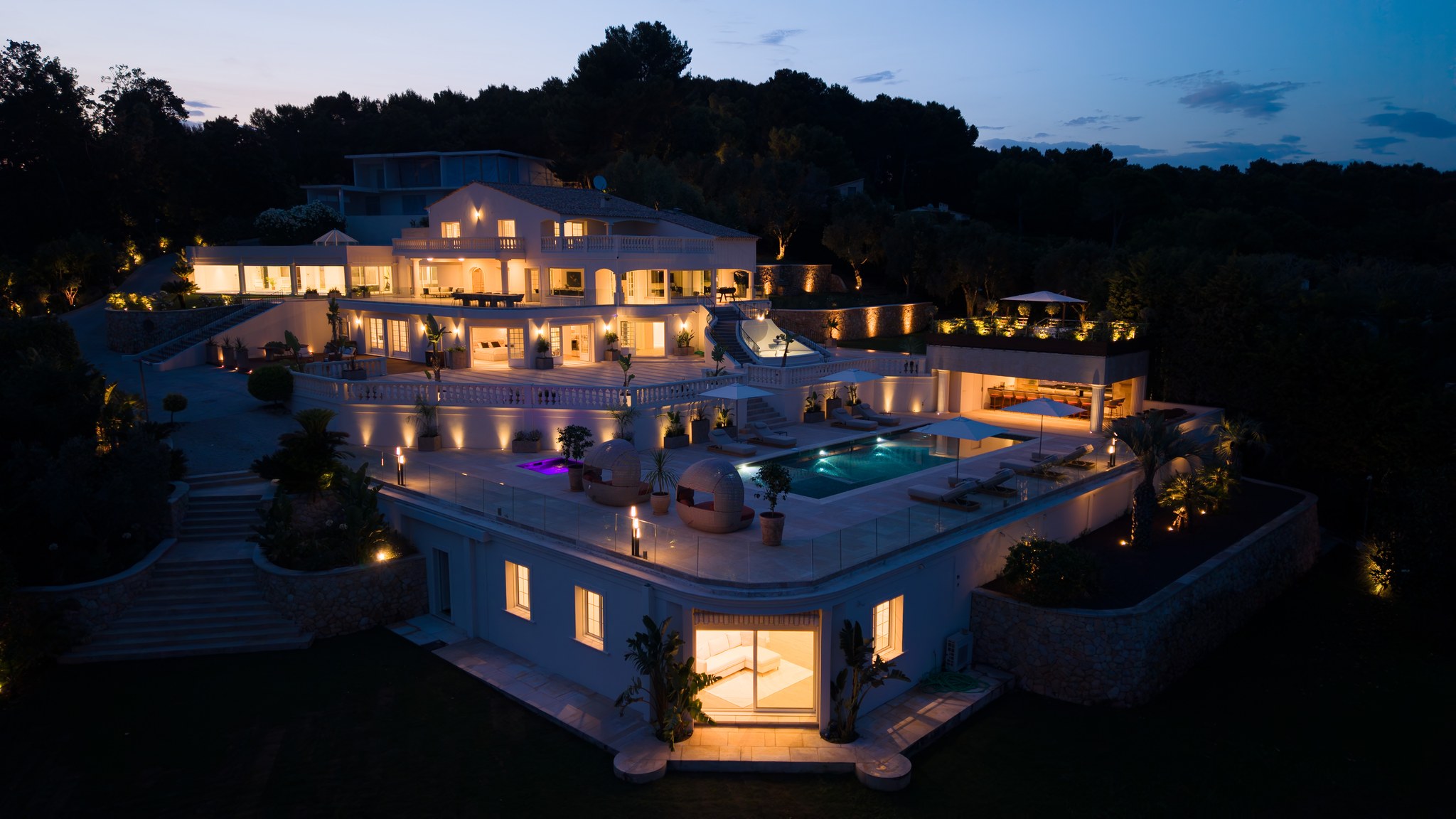 Vue d'ensemble de la villa de nuit