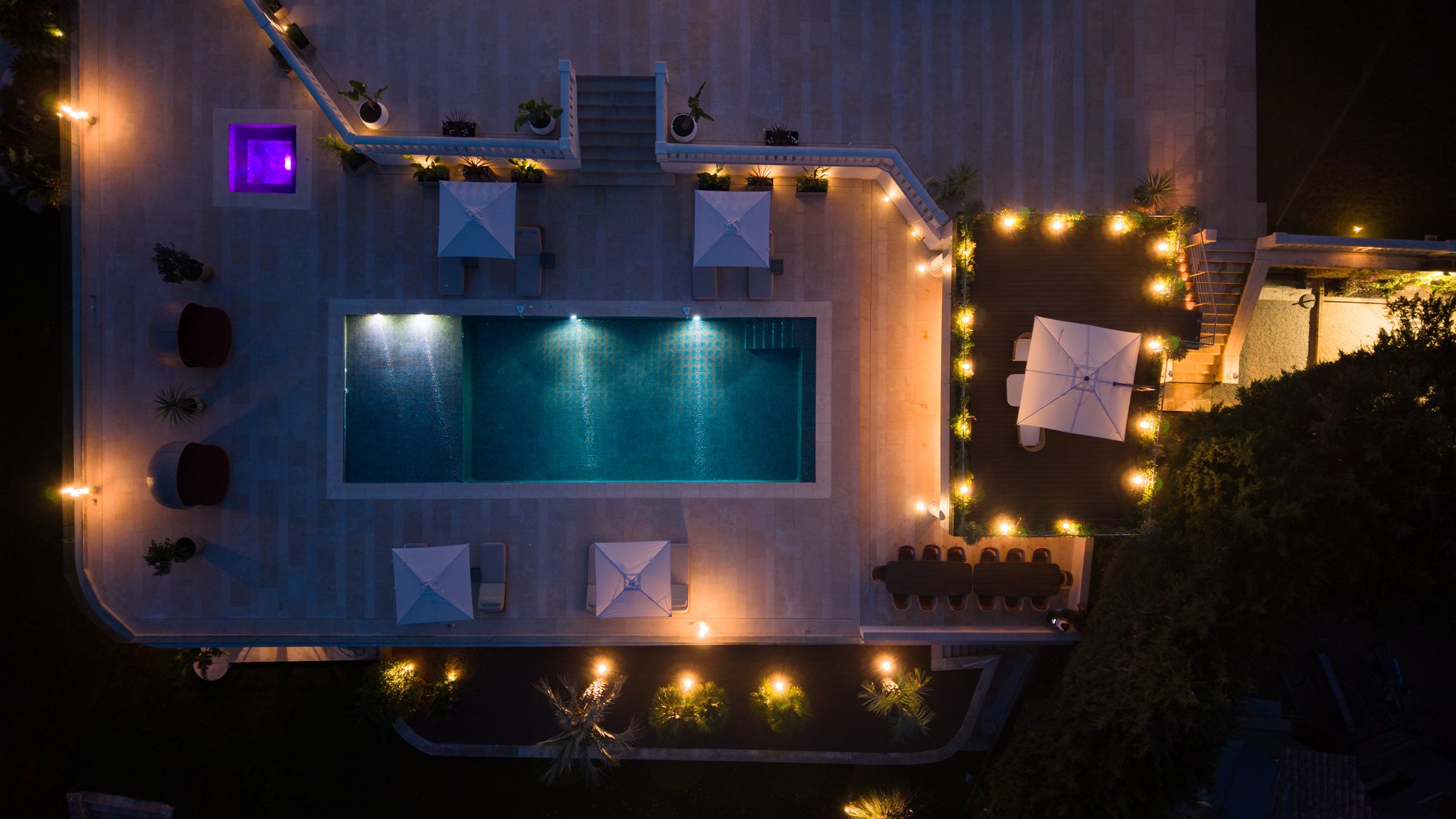 Piscine extérieure de nuit