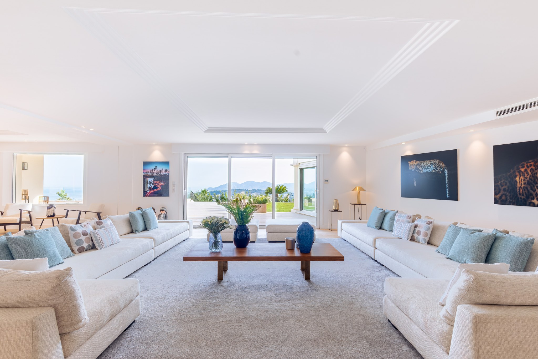 Elegant living room with sea view