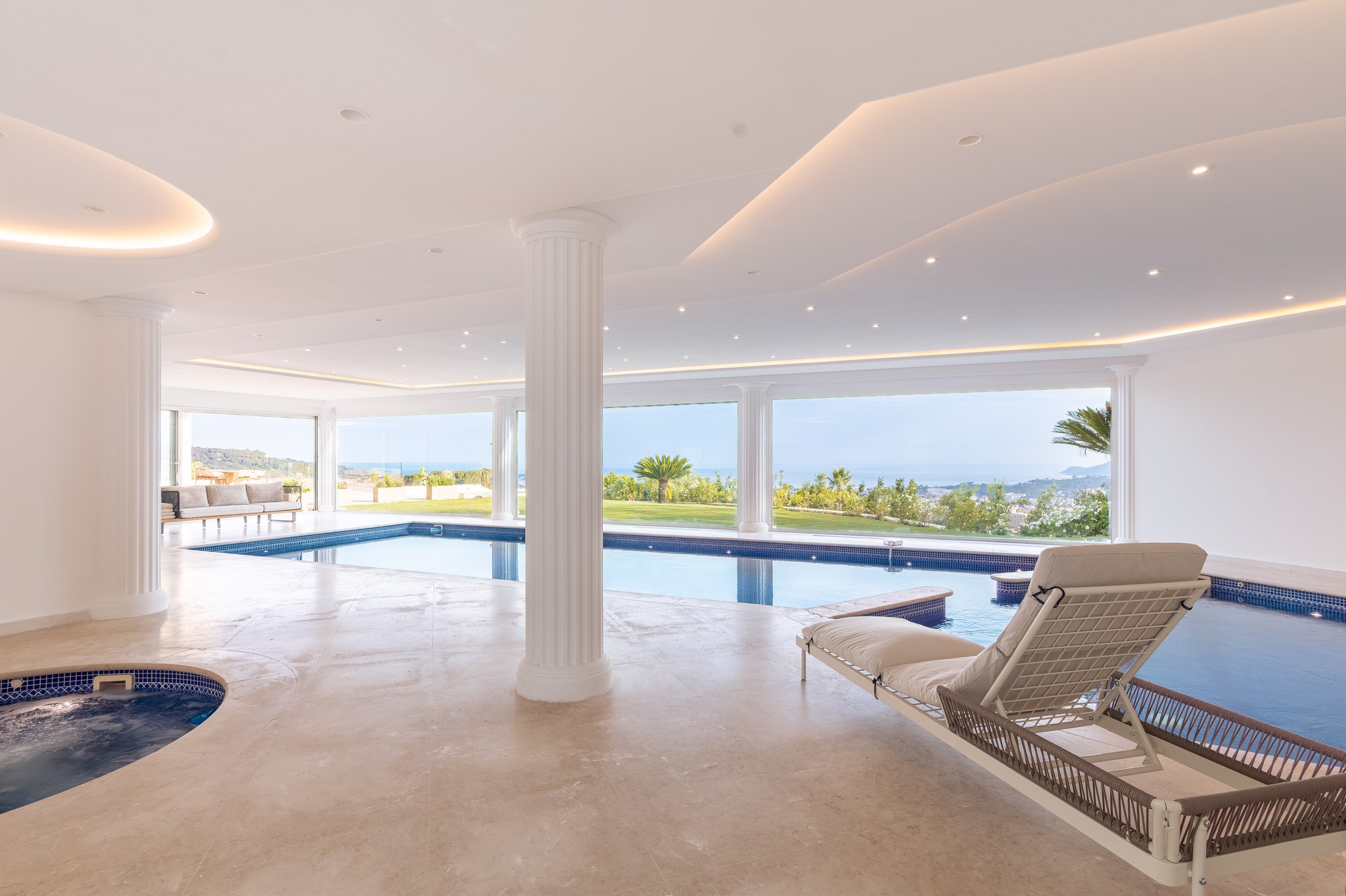Piscine intérieure vue alternative
